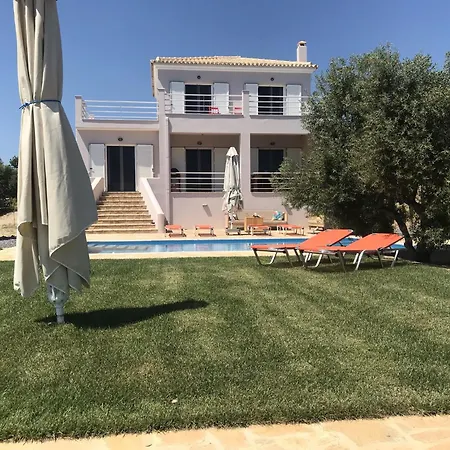 Luxurious In Peloponnese With Swimming Pool וילה